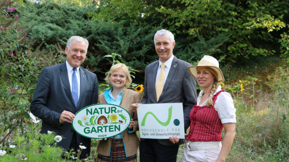 Die Hochschule erhält die 1. Natur im Garten Plakette in Hietzing
