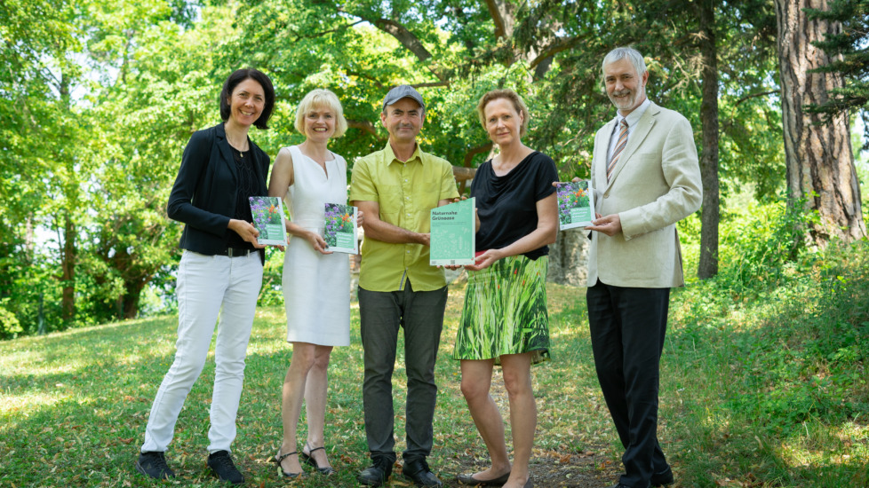 Hochschule bekommt die Plakette „Naturnahe Grünoase“ von der Stadt Wien verliehen