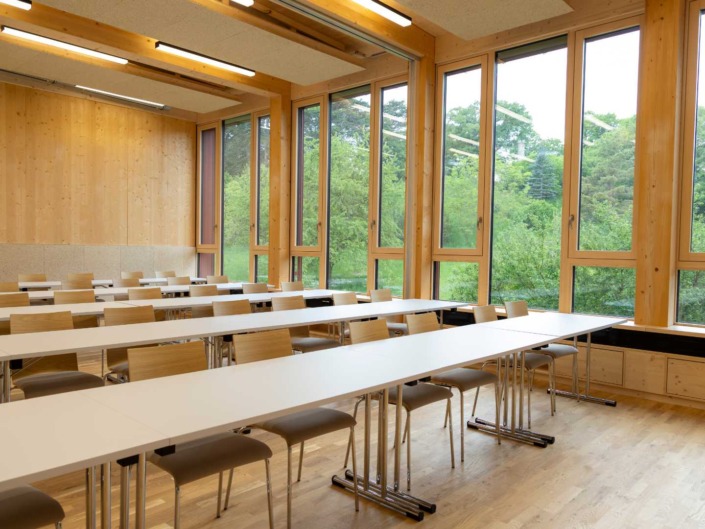 © Matthias Winter Heller Hörsaal mit hohen Fenstern und Aussicht in den Hochschulgarten der Hochschule für Agrar- und Umeltpädagogik.