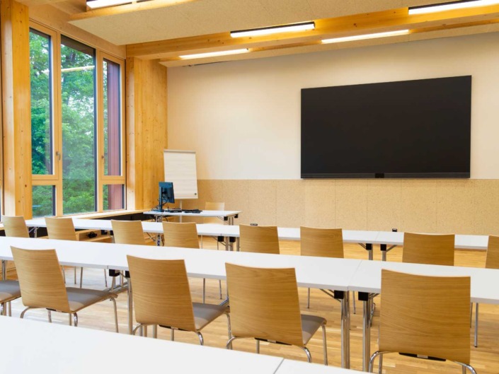 © Matthias Winter Heller Hörsaal mit hohen Fenstern und Aussicht in den Hochschulgarten der Hochschule für Agrar- und Umeltpädagogik.