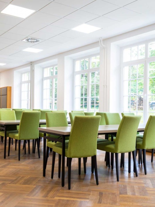 HAUP_Campus_©Matthias_Winter_15 Mensa Sitzmöglichkeiten der Hochschule für Agrar- und Umeltpädagogik.