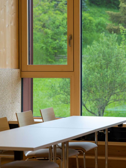 HAUP_Campus_©Matthias_Winter_17 Heller Hörsaal mit hohen Fenstern und Aussicht in den Hochschulgarten der Hochschule für Agrar- und Umeltpädagogik.