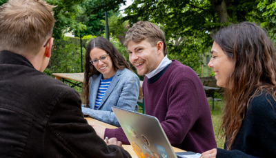 Umweltpädagogik-Beratung-Master-GreenTransformation-1-HAUP Lächelnde Lerngruppe draußen im grünen Campus der Hochschule für Agrar- und Umweltpädagogik.